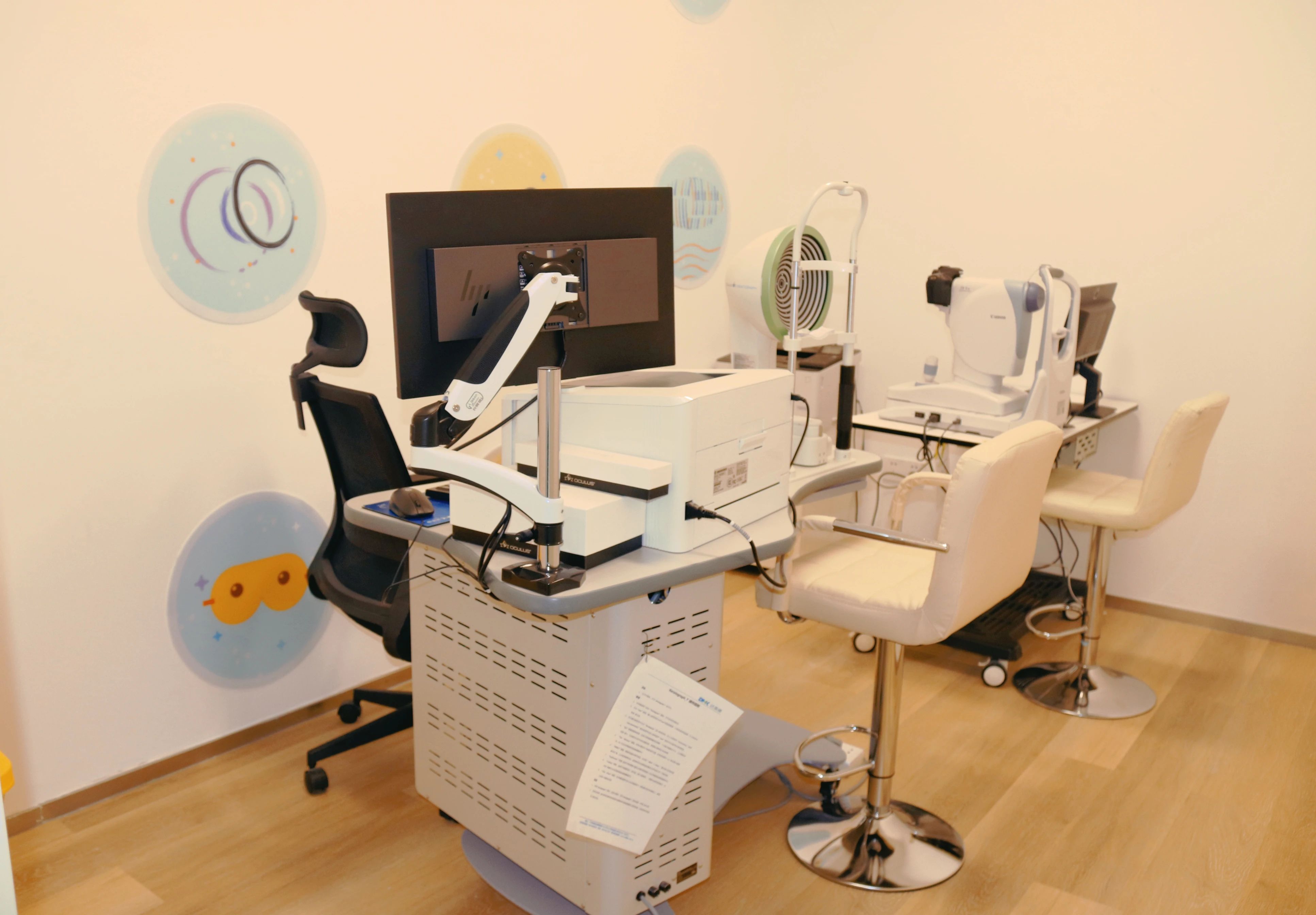 验光室和治疗室宽敞明亮而童趣▲眼科配镜单元专属配镜单元▲眼科游戏