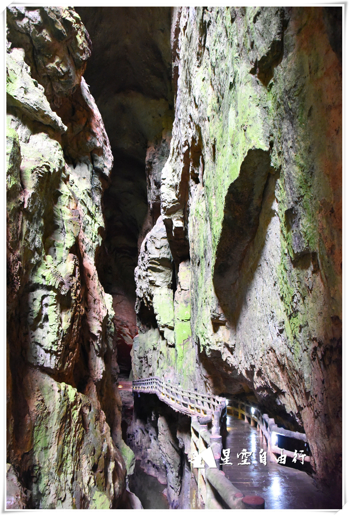 谷底在悬崖边凿出的栈道,谷底湿气很大,路面也很滑,有风湿性关节炎的