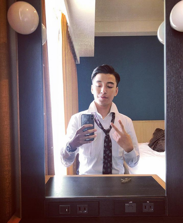 大长腿国航空少浴巾出镜,白衬衣腹肌 黑西裤胡渣小舌头够撩!