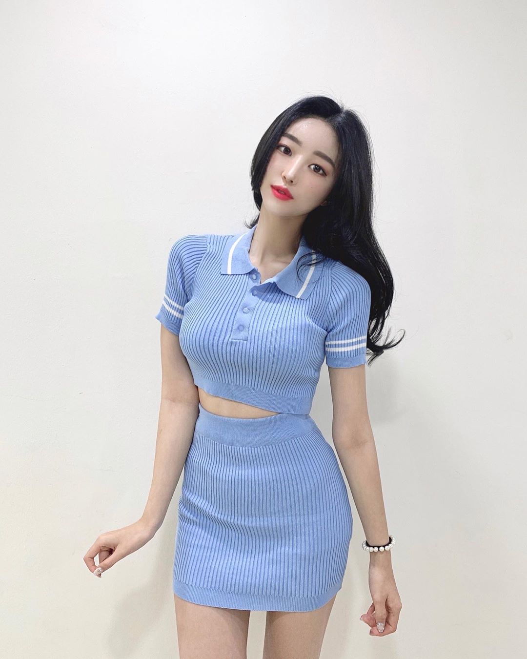 ins美女01期圆润坚挺身材高挑