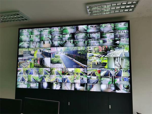 单个画面显示9路监控摄像头,中间一块屏是全屏显示一个监控点.