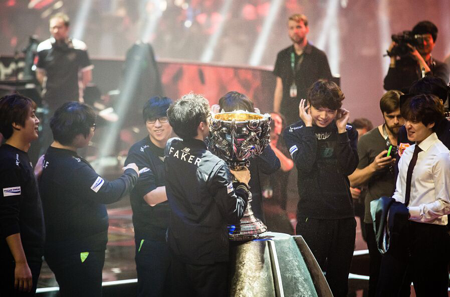 faker亲吻奖杯