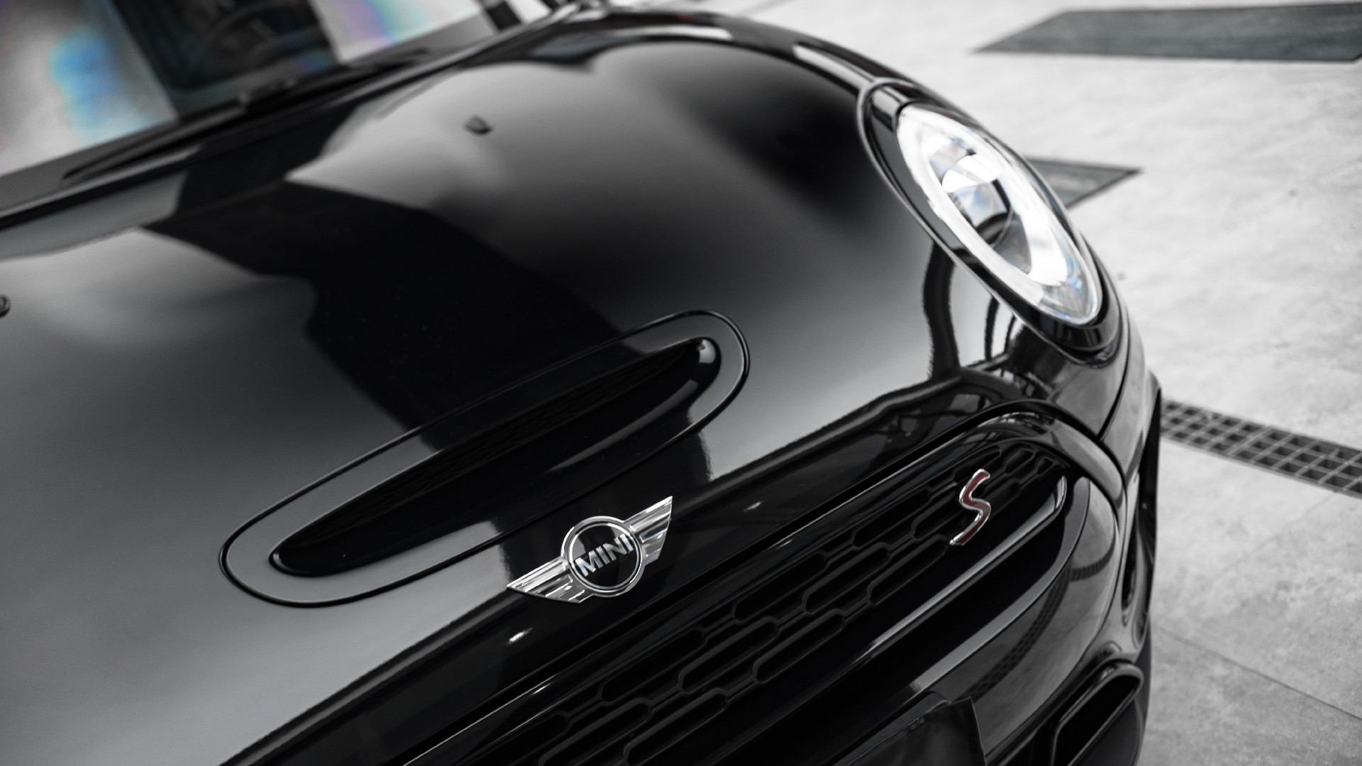 南宁汽车改色贴膜之钢琴黑