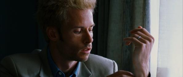 诺兰的烧脑神作《记忆碎片》如何展现时间调度与符号学含义?