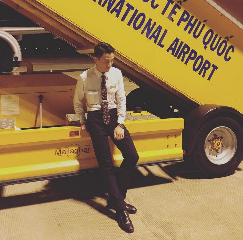 大长腿国航空少浴巾出镜,白衬衣腹肌 黑西裤胡渣小舌头够撩!