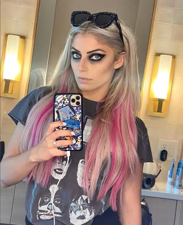 wwe小妖精发"暗黑"自拍照,暗示与怀亚特合作?