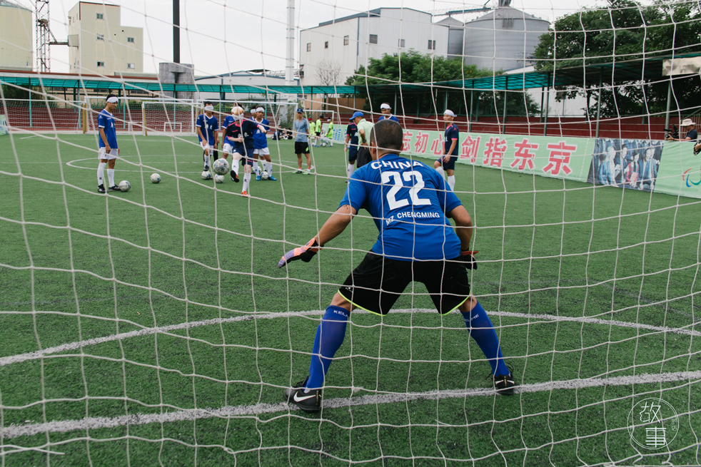 比冰岛足球队更励志,中国盲足听声辨位一路踢