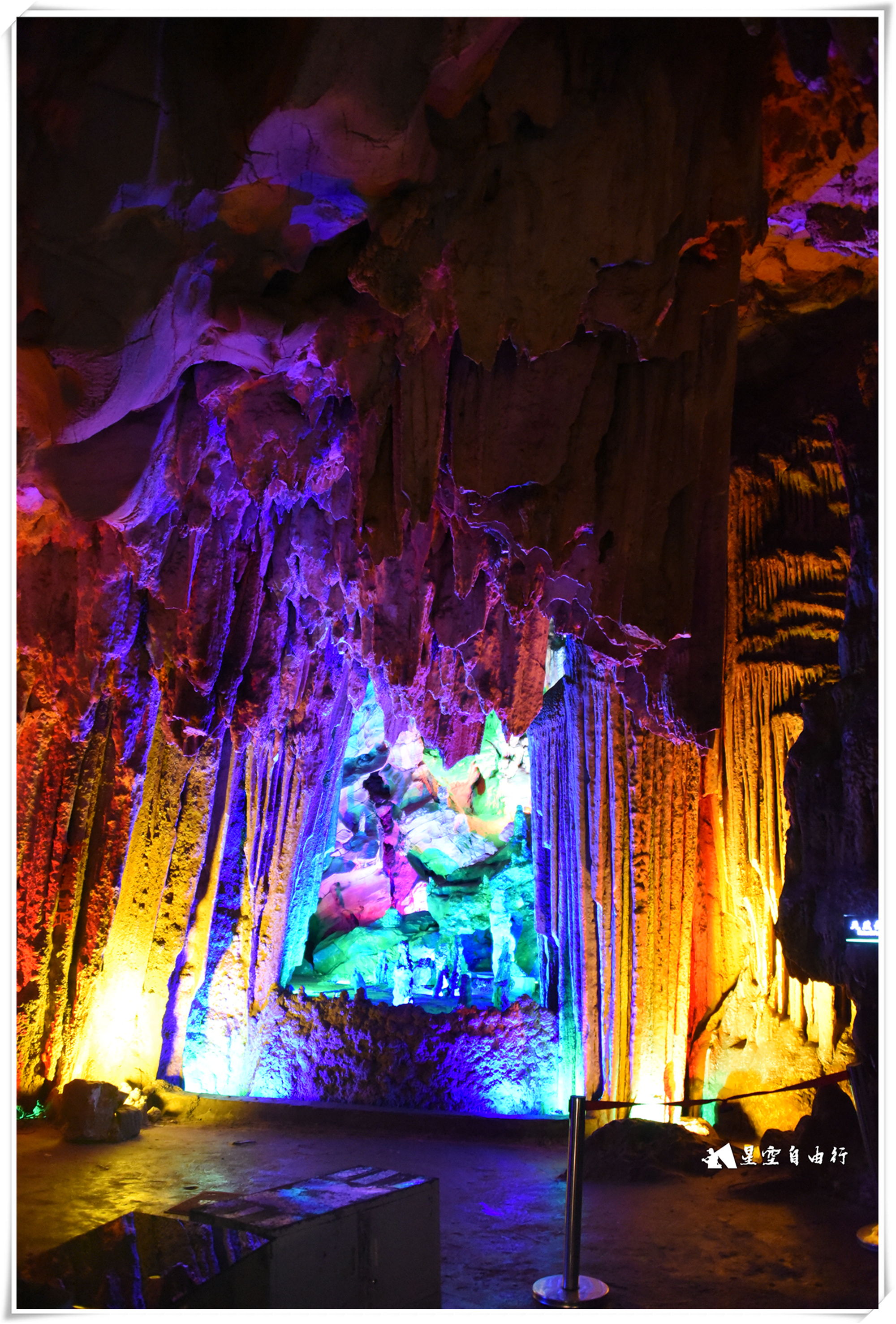 云南红河有一个地下石林,可以坐船的地下溶洞,阿庐古洞
