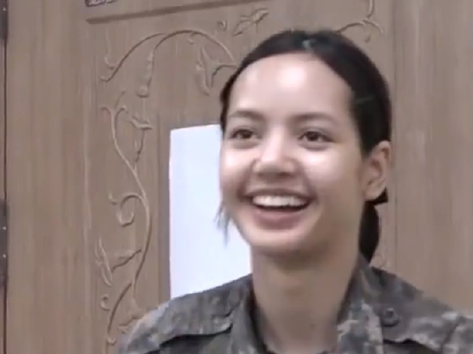 lisa纯素颜照曝光嘴唇厚皮肤黑脸上油