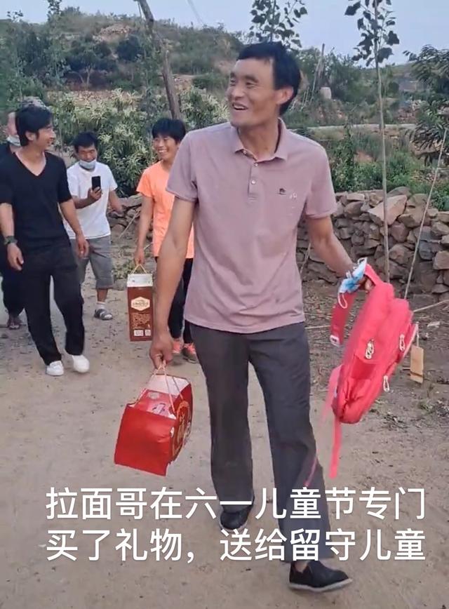 山东拉面哥走红后,是非多了,网友:"总有一些女粉丝过分热情"