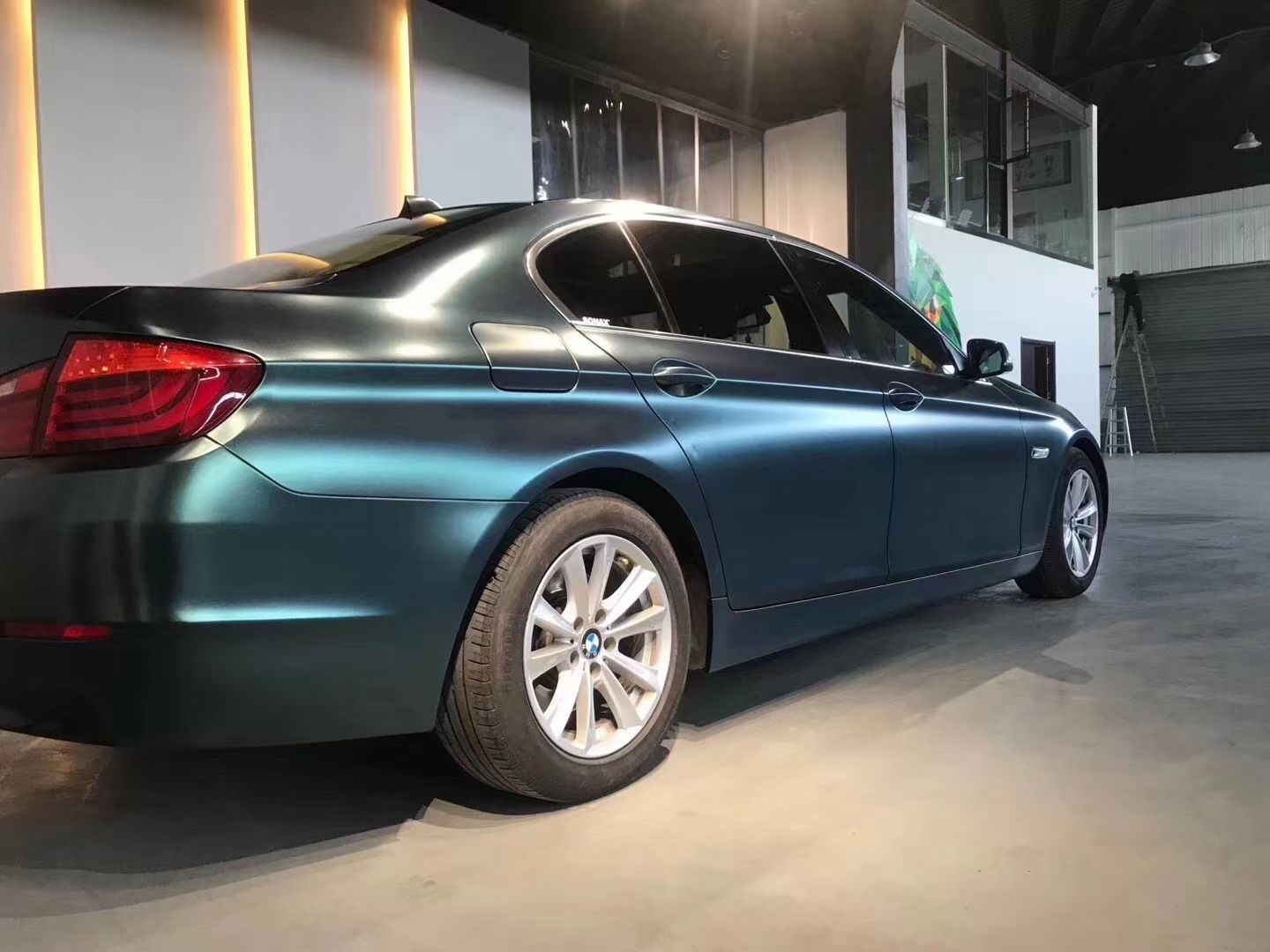 delay德莱联盟车身改色膜案例分享:电光金属墨绿