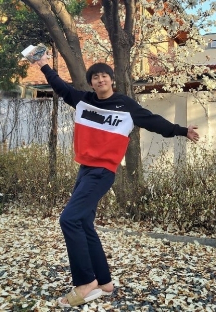 旗安84发新照,韩媒称腿长认证,慢慢变暖男了 - 哔哩哔哩