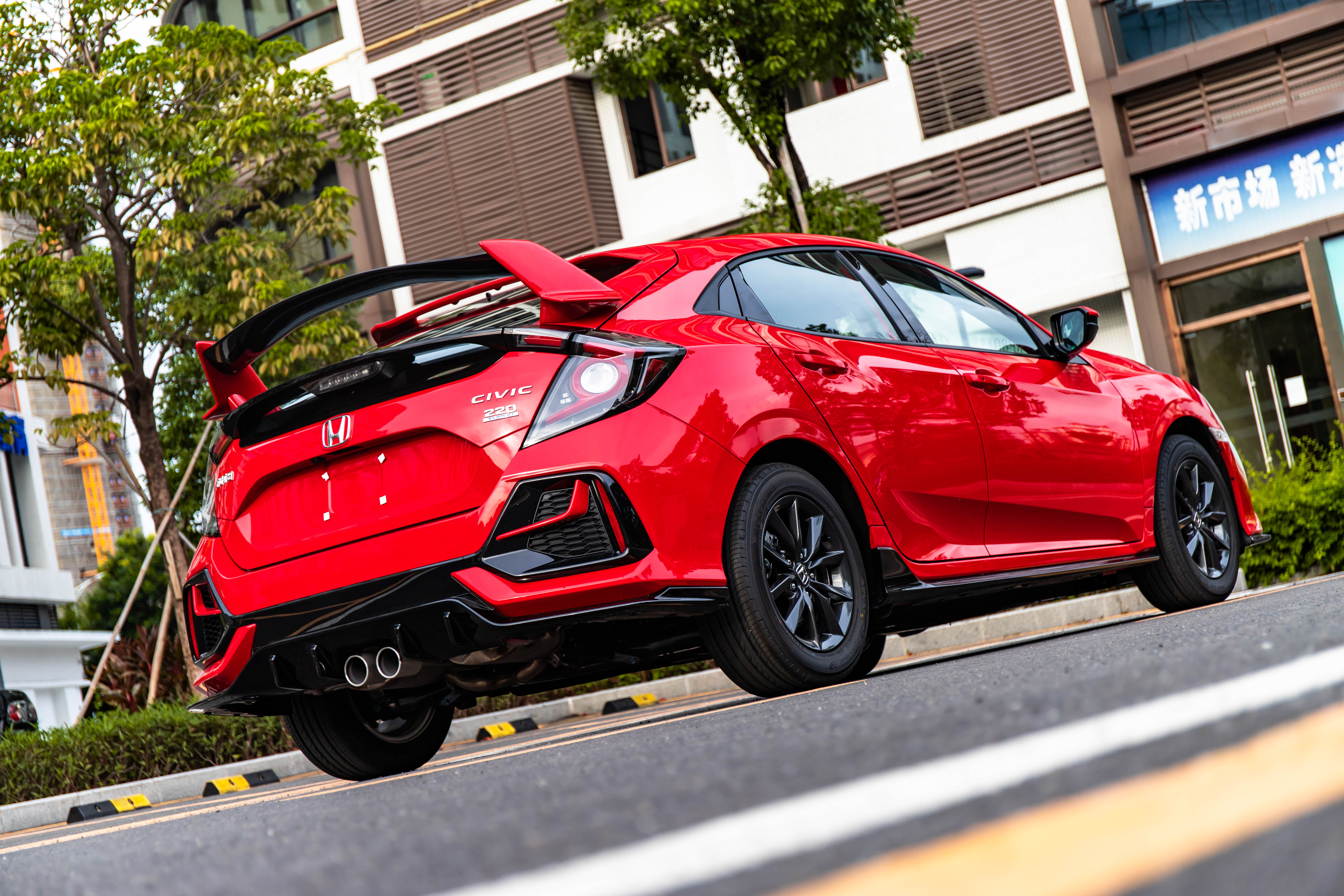 会开着开着尾翼就飞出去了呢 不要担心,这个借助助粘剂和汽车专用背胶