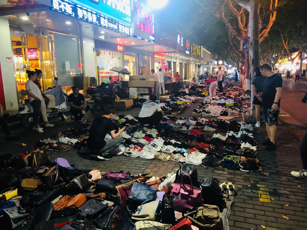 地摊摆得好,确实比上班强的多,新人摆地摊该怎么做?