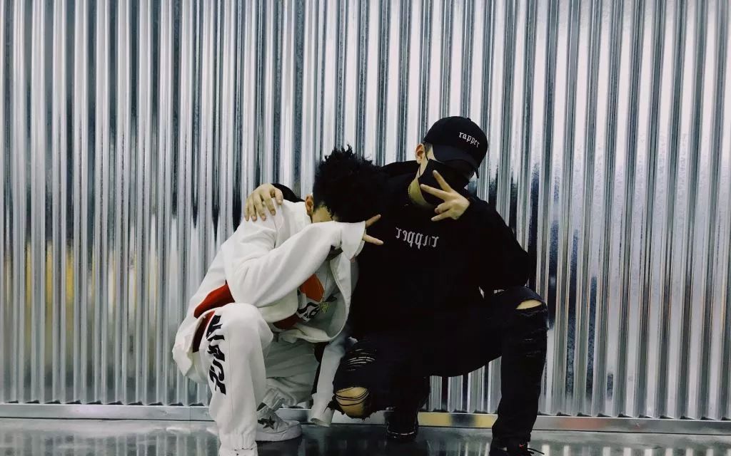 反而还是粉丝心疼他说 "但burn是你写的 so fresh也是" 贝贝五个字那