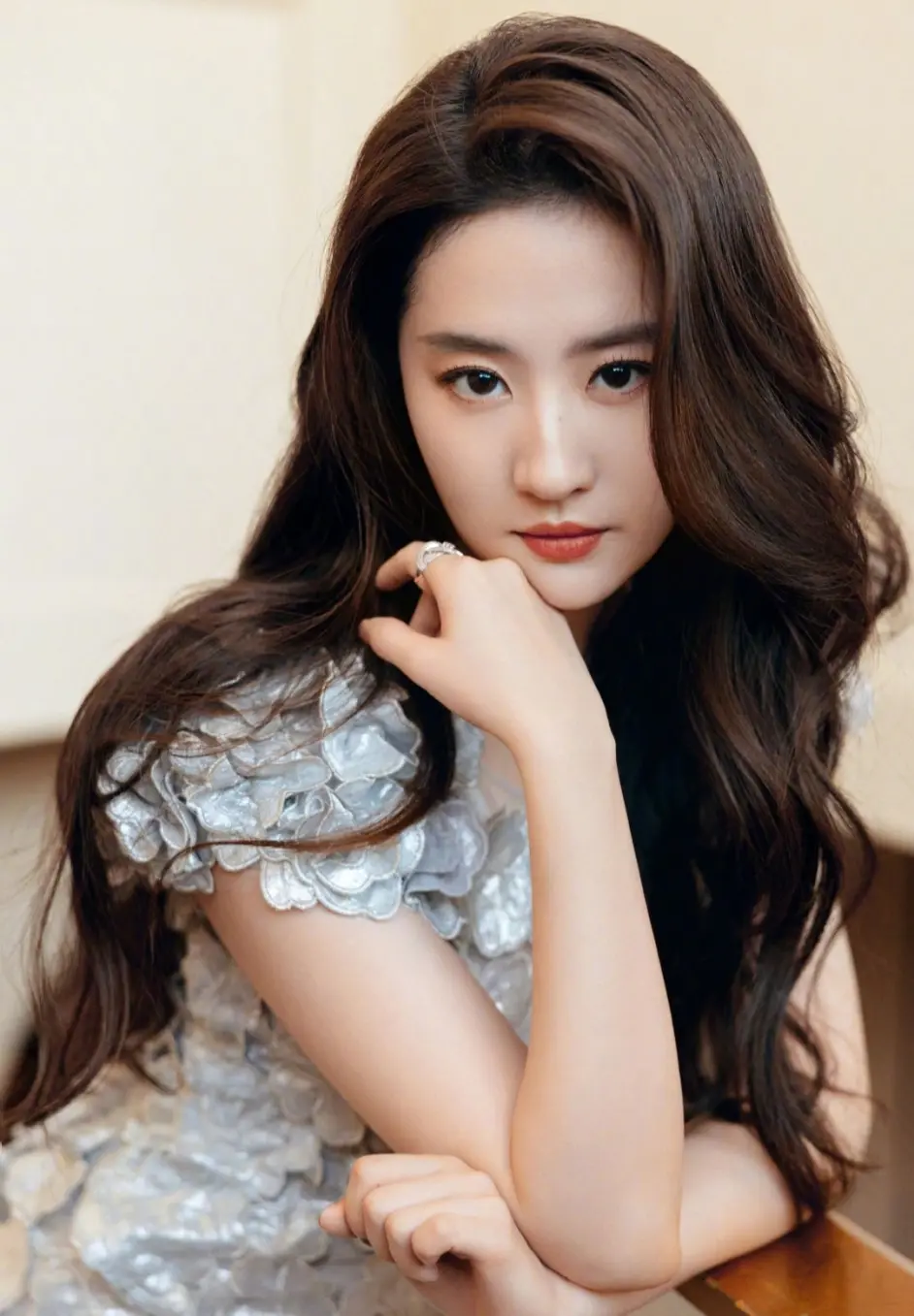 刘亦菲浅色深v花瓣礼服长裙时尚写真,雍容华贵气质优雅