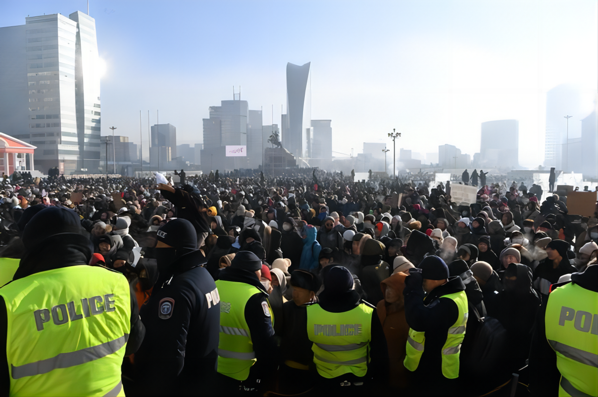 蒙古国首都爆发抗议活动，美国大使馆警告美公民远离示威人群_新浪新闻