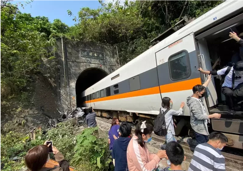 台湾一列车脱轨,救援现场曝光:大批乘客排队爬车顶逃出隧道