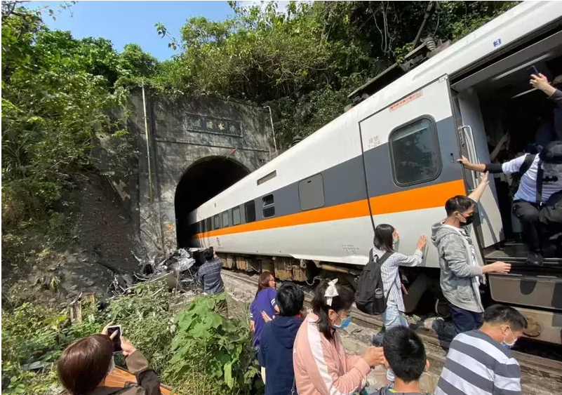 台湾铁路列车出轨图片