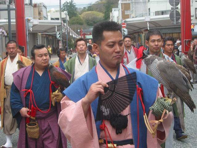 这山内义治出来打猎不巧碰上下雨,便来这里躲雨.