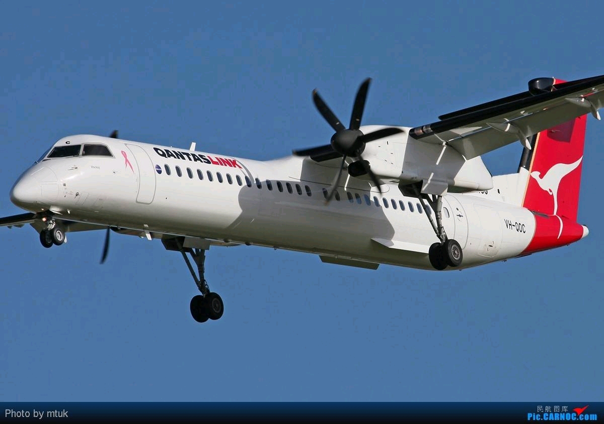 可以看见,主起落架的位置是dash8系列最大的特征