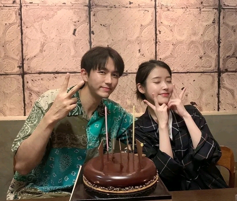 7日,任瑟雍ins更新iu合照一则并配文"唠叨十周年 .