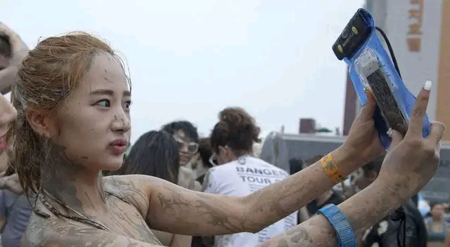 来看看非常"污"的日本泥浆节,女性最好不要去