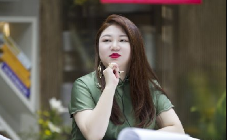 杨天真身穿泳装照 素颜下肌肤状态也相当不错