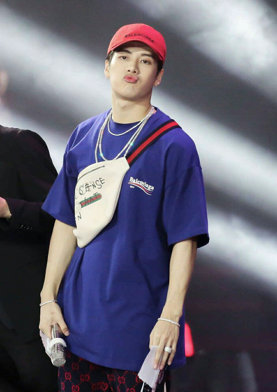 吃榴莲蛋糕-王嘉尔