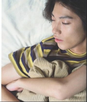 戴眼镜的贺来