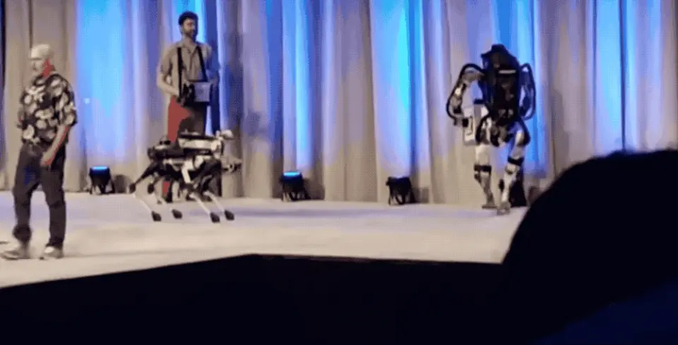 让人啼笑皆非的机器人翻车现场,揭示了多少行业真相? - 哔哩哔哩