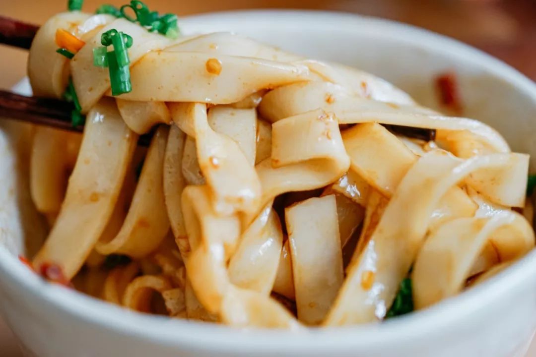 淘宝上买了湖南鲜米粉,用猪油拌一拌,绝了.