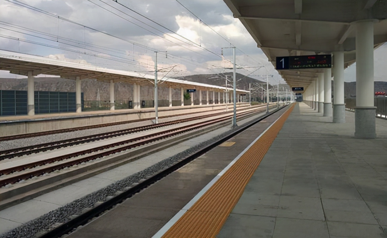 祸从口出!男子越站台安全线吐痰竟逼停高铁,他将面临什么处罚?