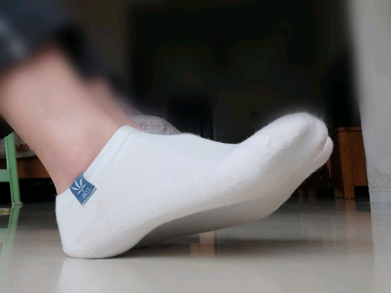 暖阳下晒晒女生运动鞋里的白袜子 - 学生麻豆摄影网