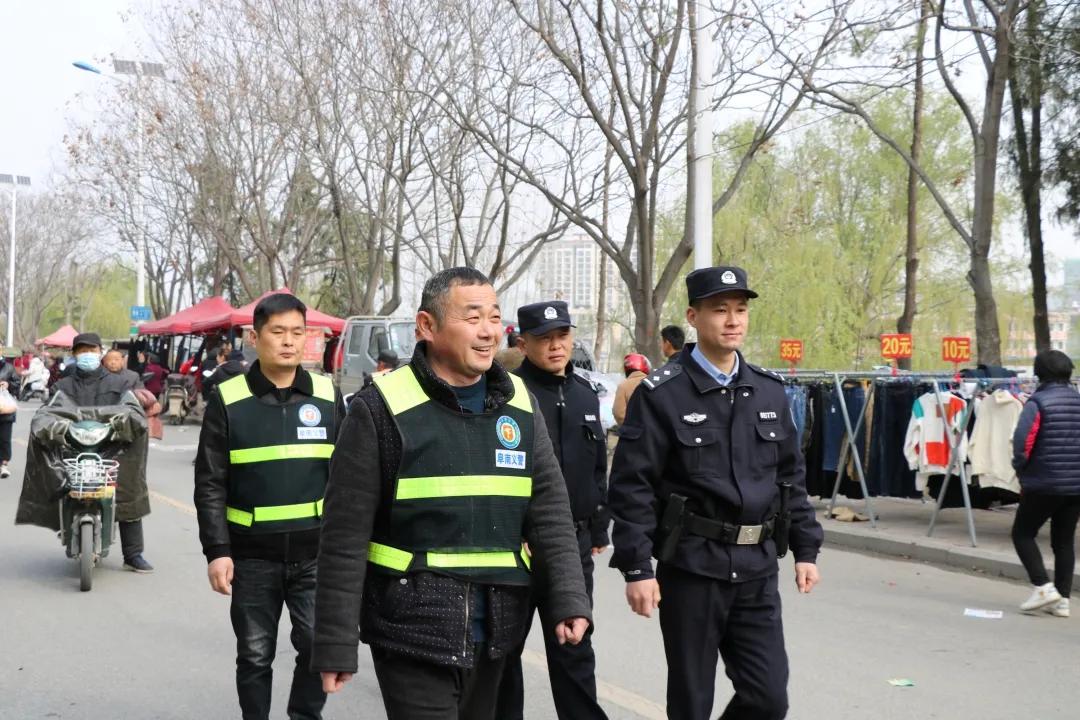 安徽阜南公安民警四防宣传进集市安全意识入人心