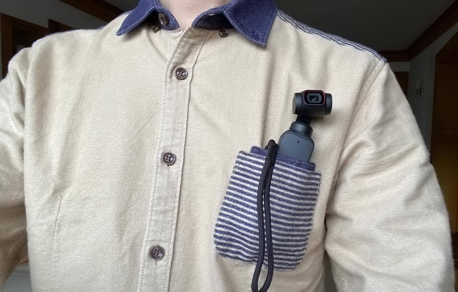 它可以像笔一样插进上衣口袋,边走边拍,解放双手.