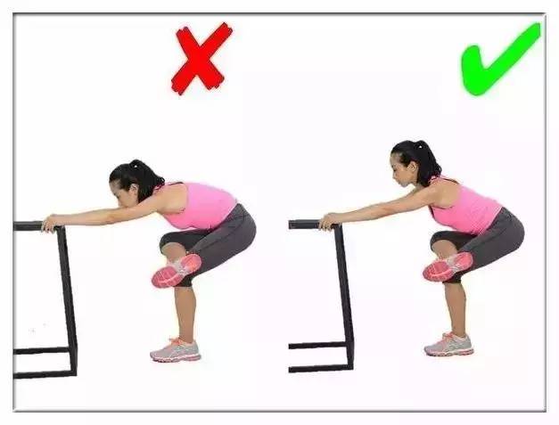 臀部肌群拉伸   要点:还是要腰部挺直,身体重心下压.