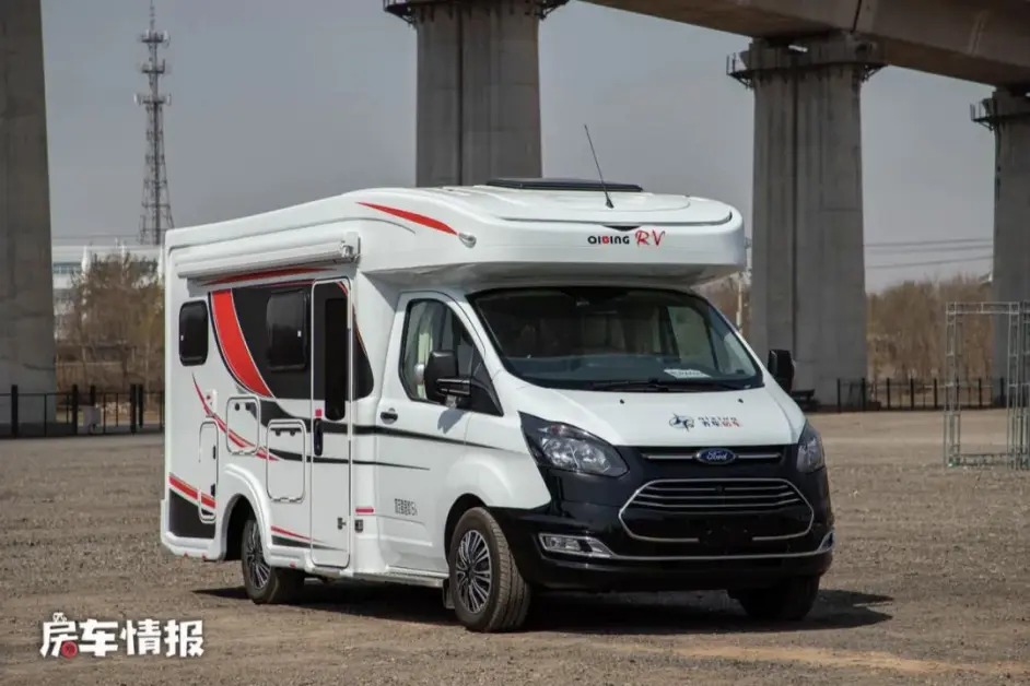 国内首创设计 额头可升降的福特房车 高2 5米内部却有2张大床 哔哩哔哩