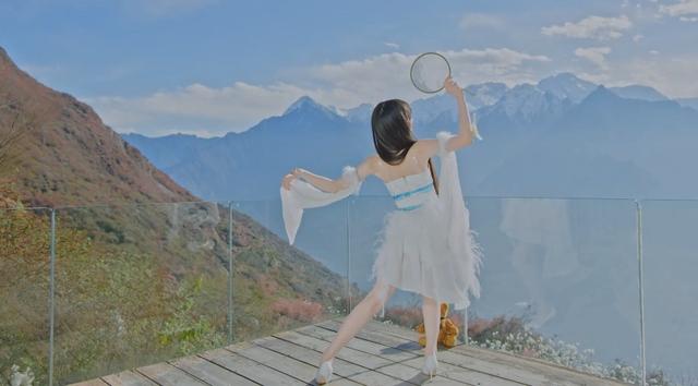 欣小萌pk咬人猫跳芒种紧窄修身旗袍压腿坐pk古装露肩秀发