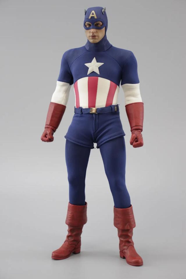 《美队1》 最开始在舞台上进行宣传表演时的战衣造型