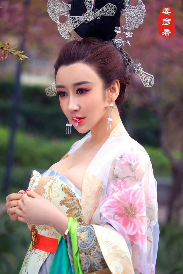 演员姜彦希《十里桃花》系列MV写真.用真情留住身边的美好时光!