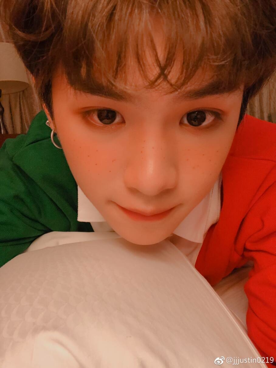 【大厂男孩温馨向30题】20. 只有一间单人房(黄明昊×你,甜)