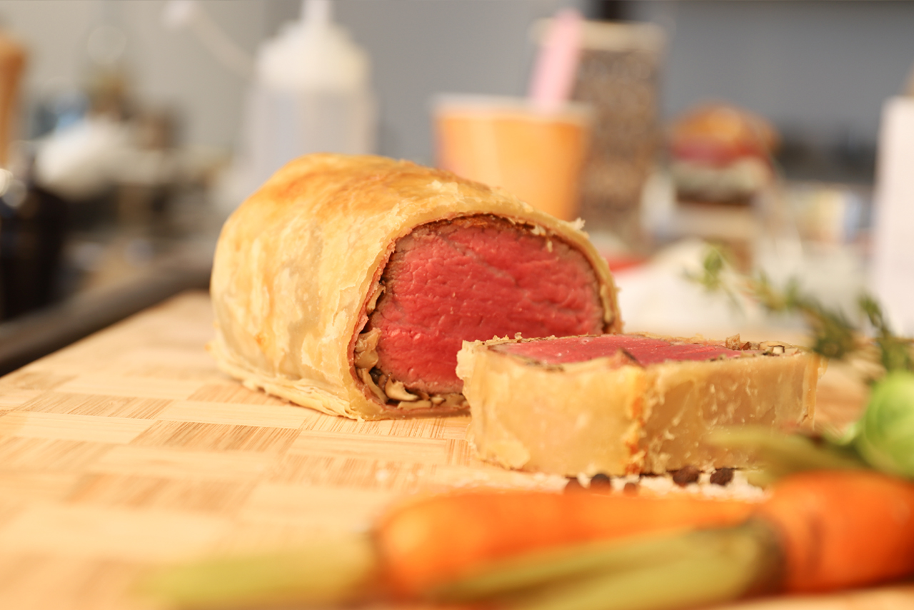 beef wellington with red wine sauce