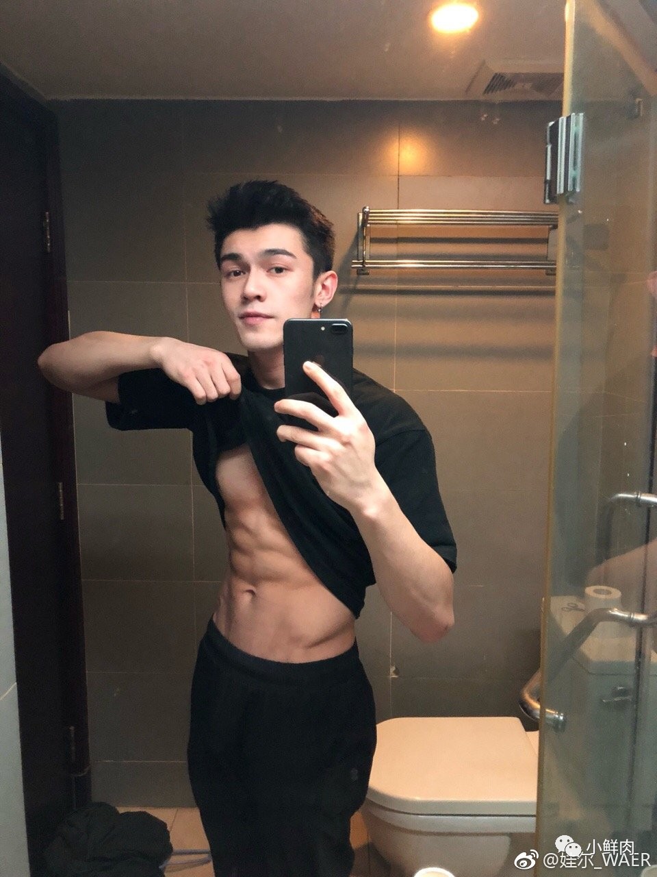 吴磊跟他学弟奶狗硬照一览,头发剪短A爆!