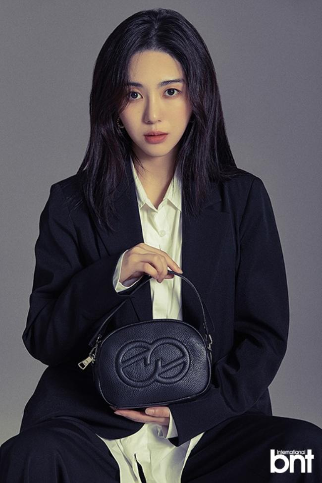 aoa前成员权珉娥拍时尚写真 隐藏手腕内侧割腕痕迹