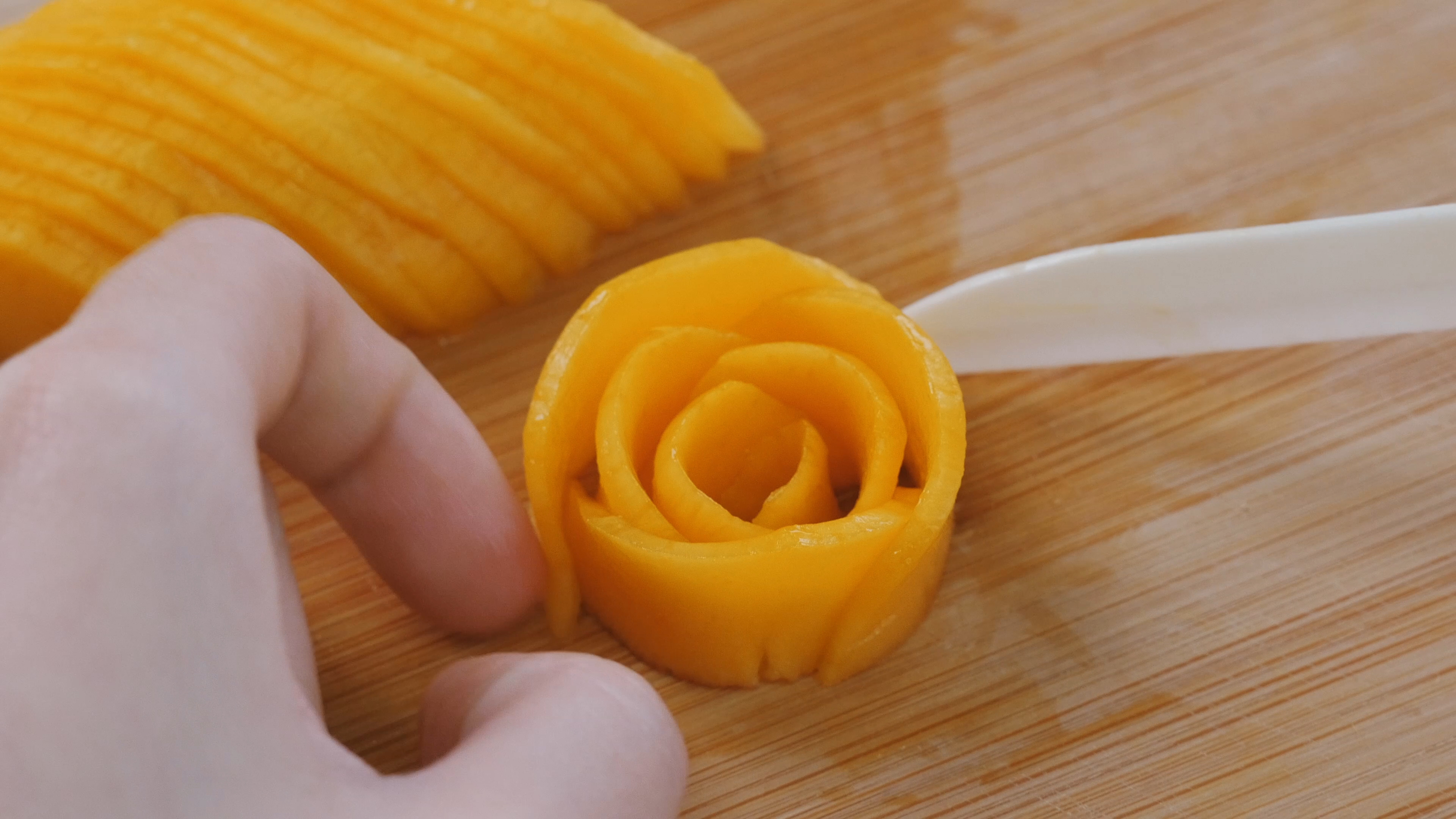 又把芒果和糯米饭弄得大家吃不起的样子