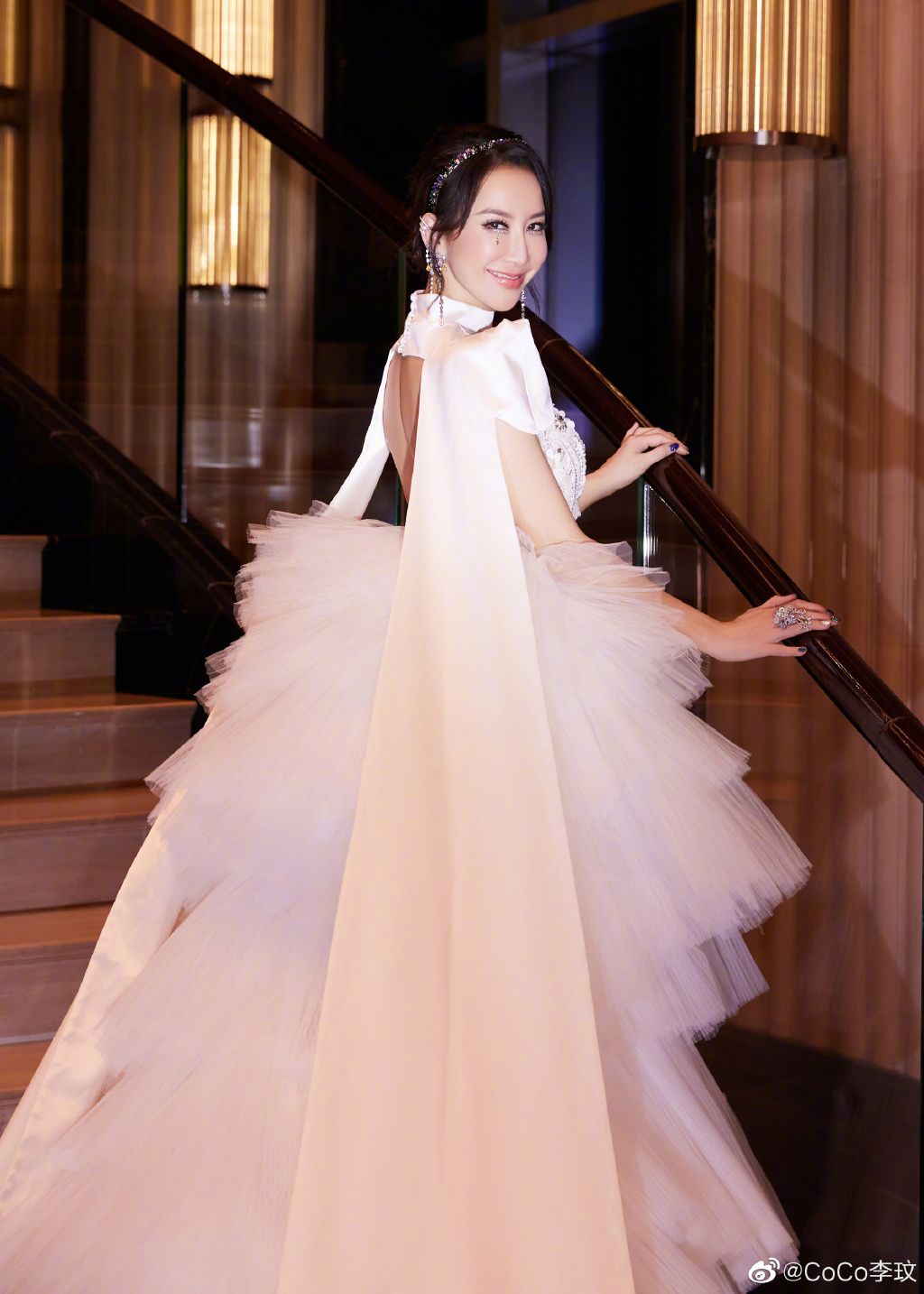 李玟32年经典造型：惊艳奥斯卡的红旗袍，唱哭观众的白婚纱