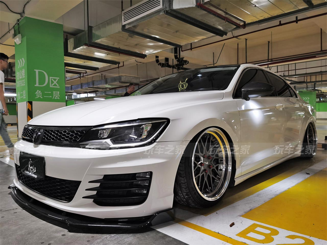 宽体轿跑贴地飞行 大众凌渡改装hellaflush风格