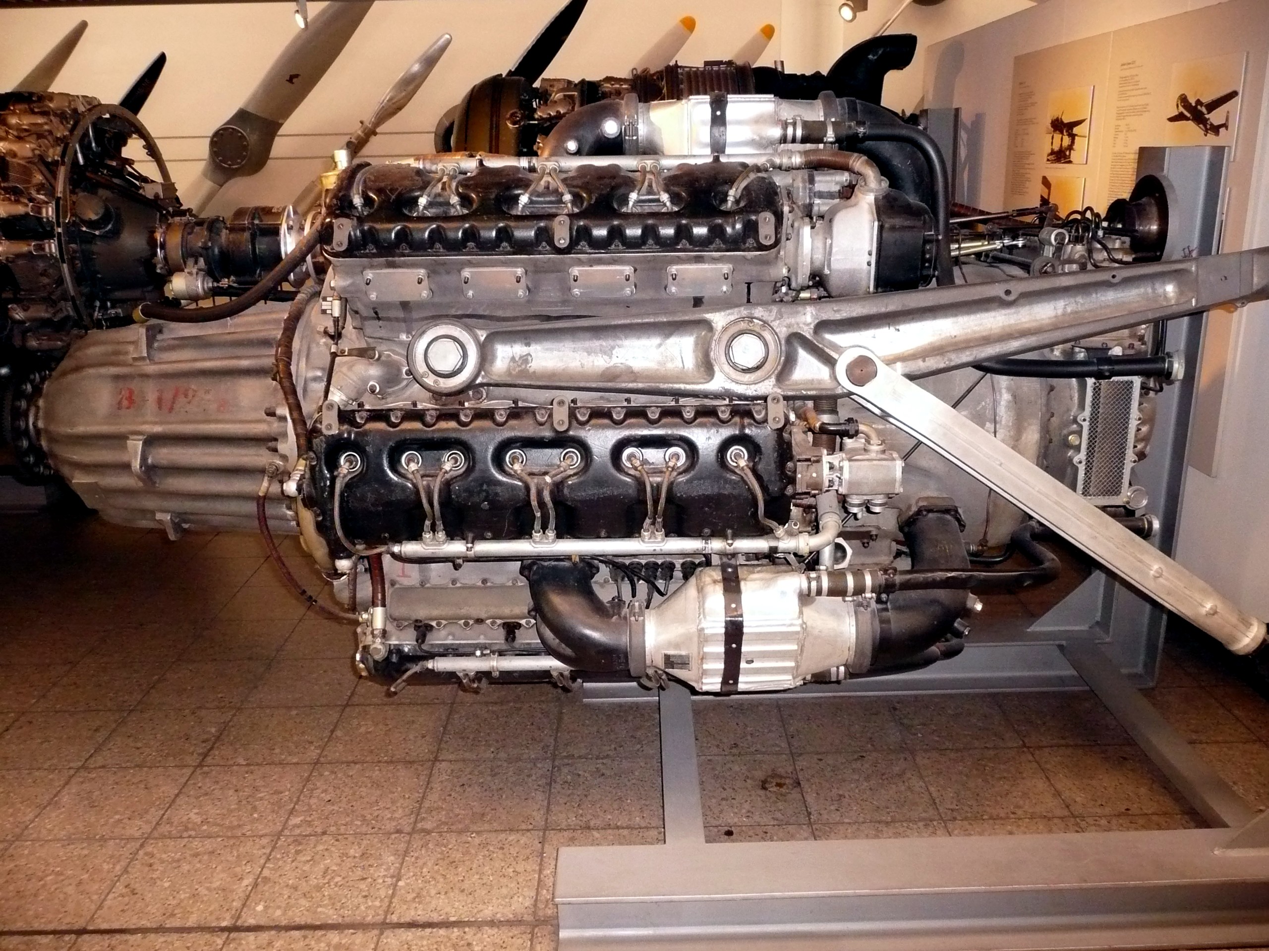 从左侧观察一台现存的jumo 222e,该发动机计划用于ju 388 j