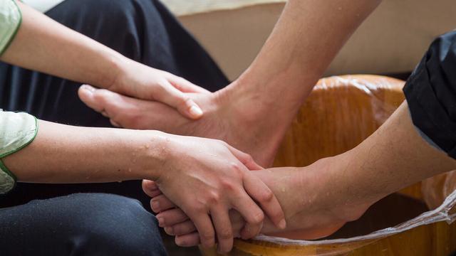 老年人泡脚注意事项